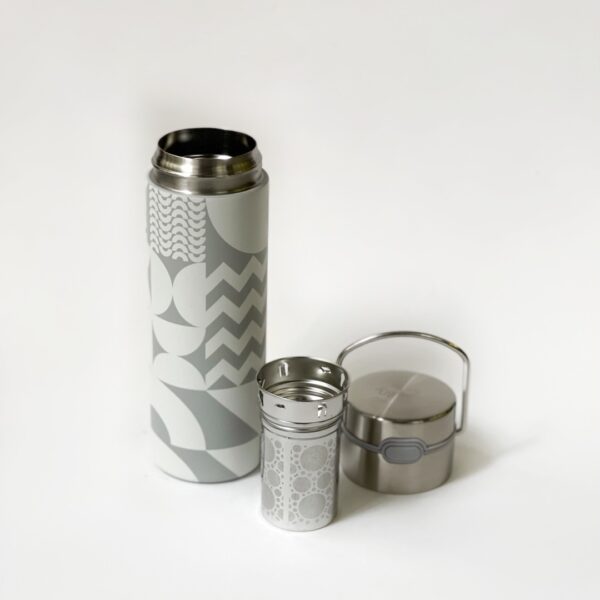Thermos per il tè decorato con motivo geometrico composto da filtro e tappo con manico