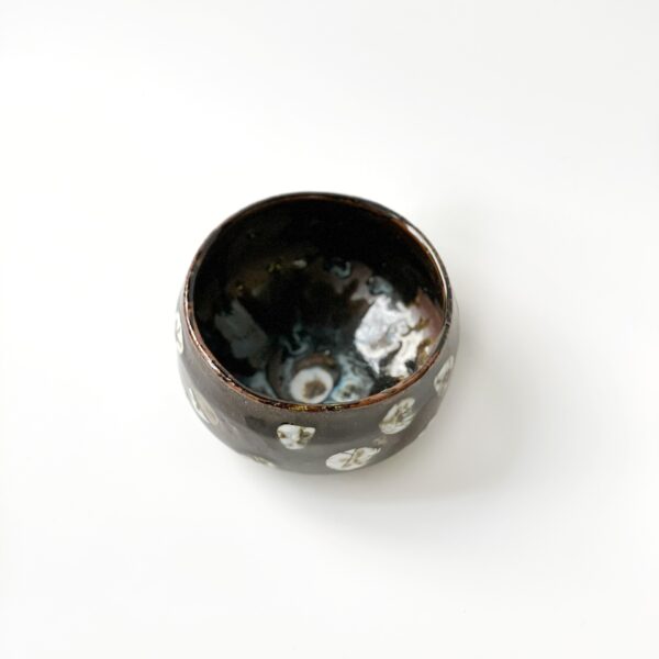Chawan per preparazione del tè matcha con motivo decorativo a pois