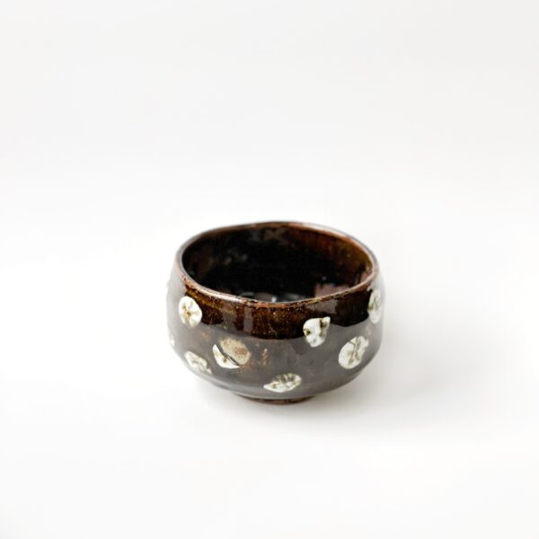 Chawan dipinto a mano per la preparazione del tè matcha con motivo a pois