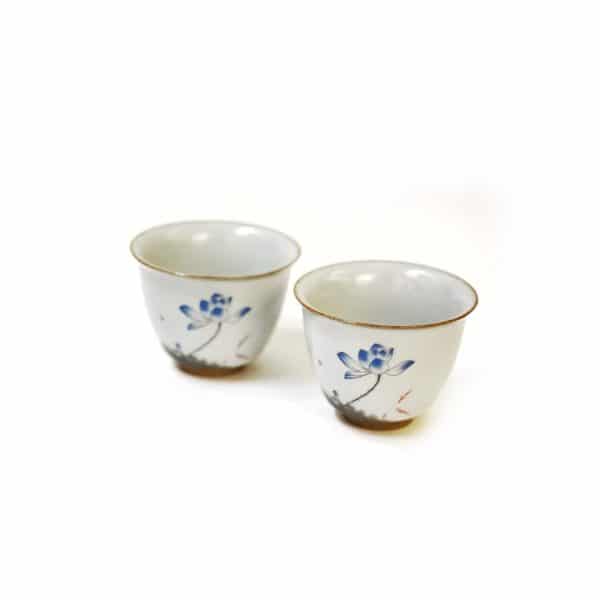 Set con due tazze da tè decorate con fiore blu