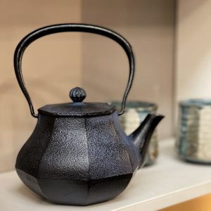 Teiera in ghisa blu esagonale