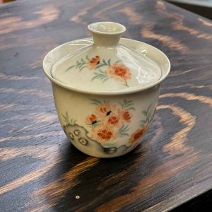 gaiwan in porcellana con fiori rossi