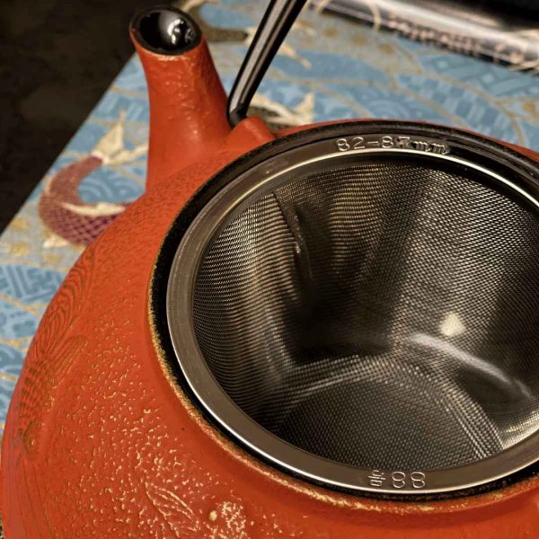 Interno teiera in ghisa rossa con pesci dorati e manico nero