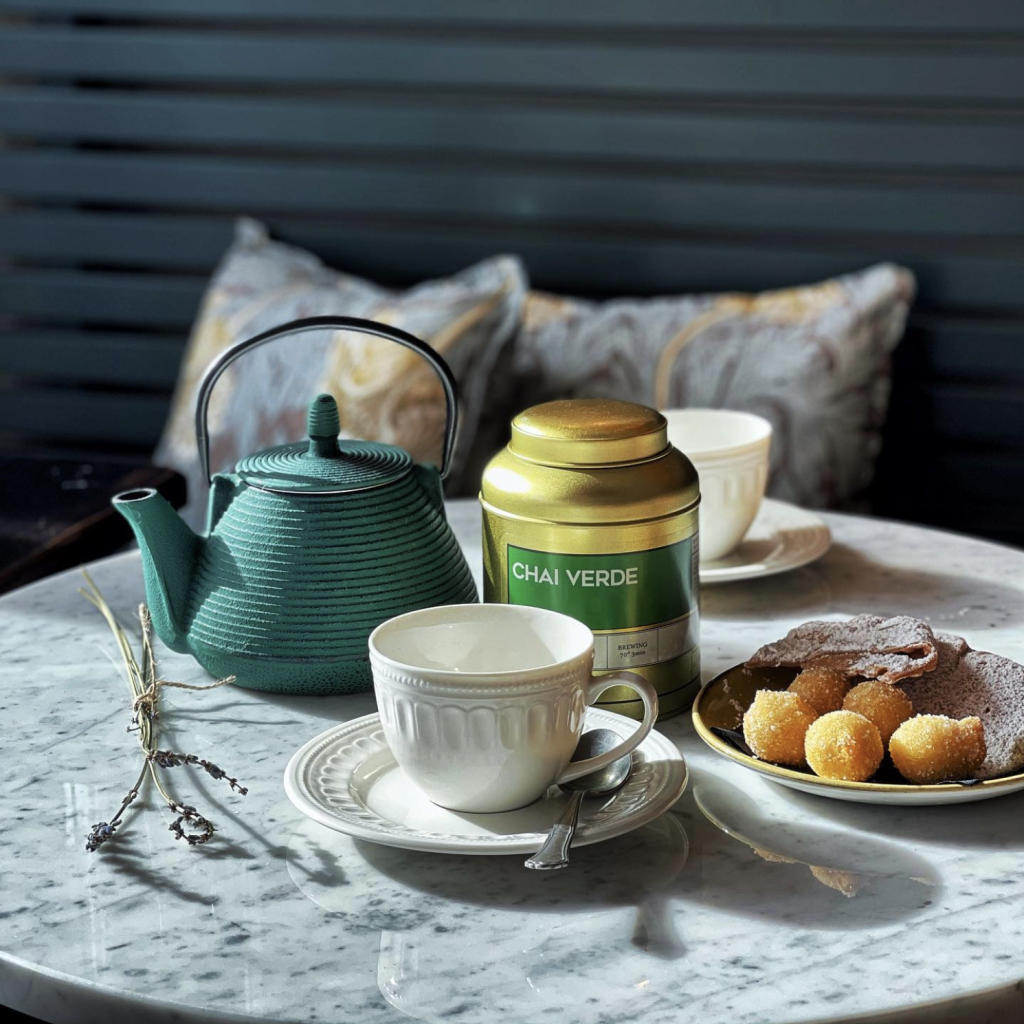 Allestimento colazione con tè