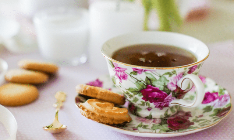 tazza decorata con fiori con te e biscotti